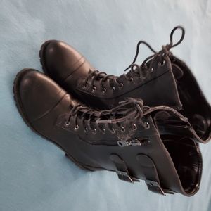 Women's motorcycle boots in black, size is true